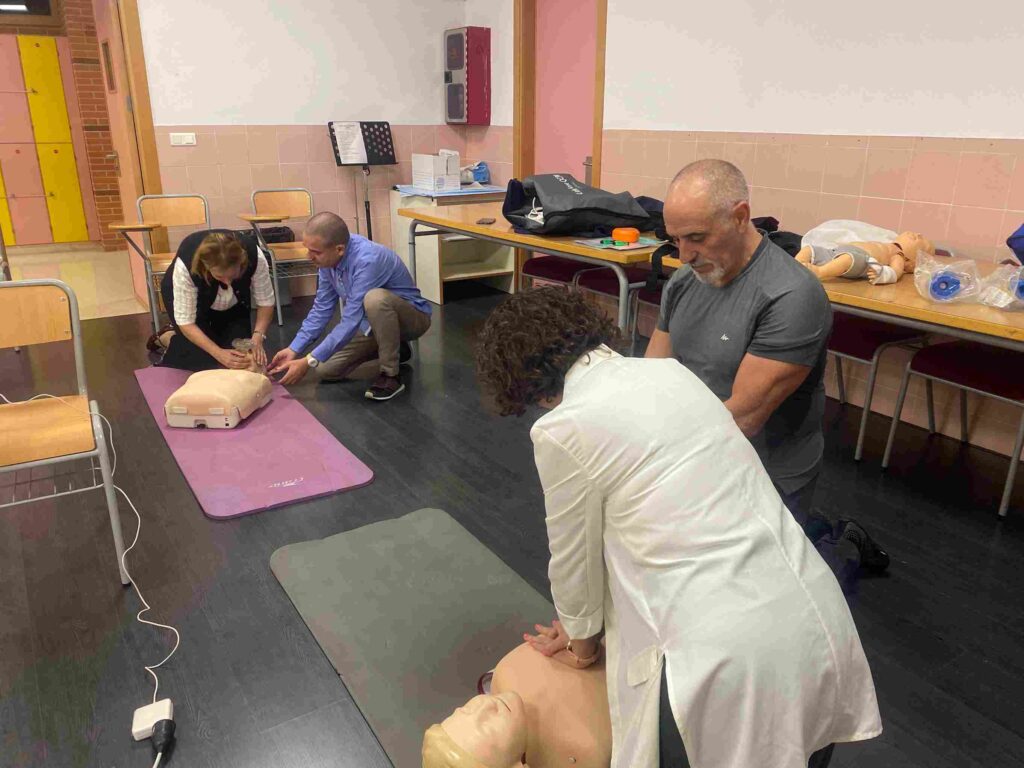 Aprendiendo RCP: conocimientos que pueden salvar vidas en manos de nuestras familias.