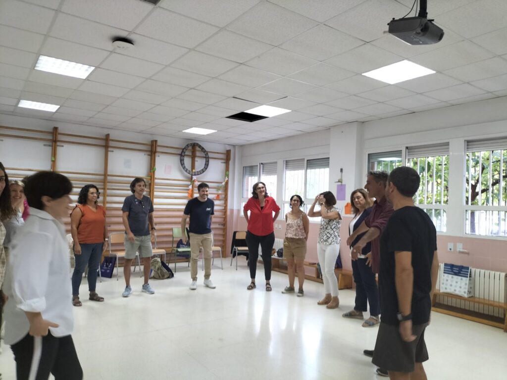 Luka Soriano conduce una dinámica con padres y madres durante el taller para fortalecer la participación familiar en el instituto.